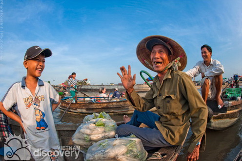 Friendly local people in Cai Rang Floating Market - Mekong river tour