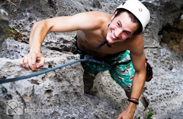 Discover Lan Ha bay by kayaking and rock climbing