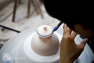 Talented artisan with the artwork in Bat Trang - day tour from Hanoi