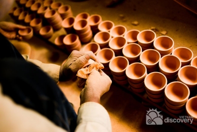 Making artwork in Bat Trang Pottery Village in Hanoi - Hanoi City Tour