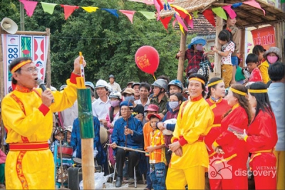 Vietnamese traditional singing of Bai Choi - Vietnam culture tour