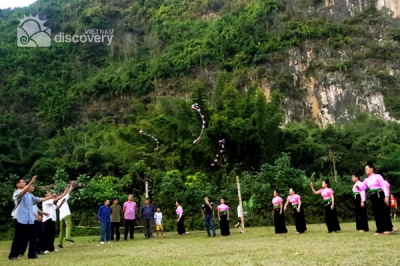 Con Ball throwing traditional folk game of Thai ethnic people - Vietnam ethnic culture tour