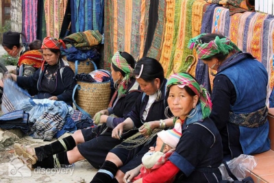 Ethnic locals in Sapa Market - Sapa Tours