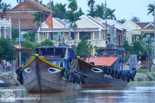 Eyes on fishing boats on Thu Bon River - Hoi An trips