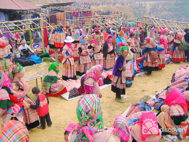 Crowded Bac Ha sunday market - Sapa tours