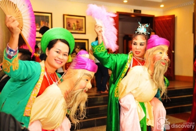 Tourist try performing Tuong - Vietnam culture tour