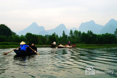 Boating along Yen Stream to reach Huong Pagoda - Day trip from Hanoi