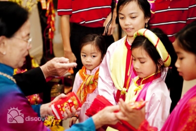 Giving lucky money on Tet - travel to Vietnam