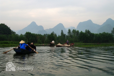 Boat river on Yen Stream to Huong Pagoda - trip from Hanoi