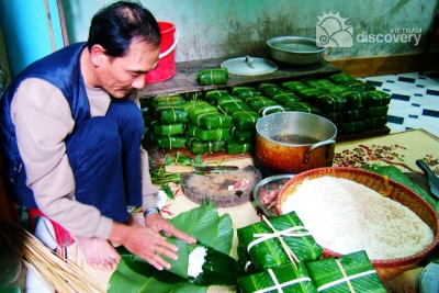 Wrapping Chung Cake on tet Holiday - Vietnamese traditional food
