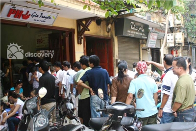 Queuing at Pho Bat Dan Restaurant 24 hour - Hanoi city tour