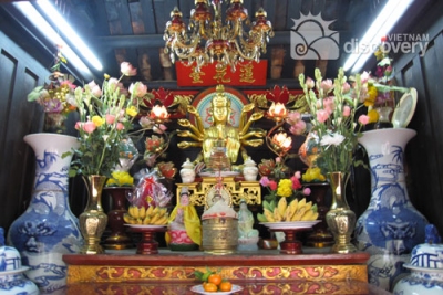 Inside the One Pillar Pagoda - Hanoi cultural city tour