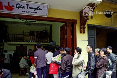 Queueing for Pho Bat Dan in Hanoi's Old Quarter - Hanoi street food  tour