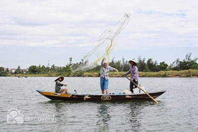 Tourist use nest to catch fish on Hoi An river - Hoi An glance day tour