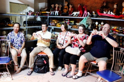 Foreign tourists take much interest in water puppetry - Hanoi culture tour